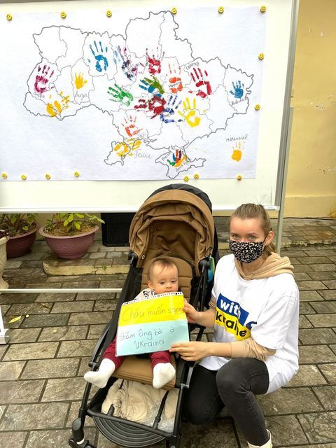 Cô gái Ukraine lấy chồng Việt: Tôi đau lòng lắm, cha mẹ vẫn ở ngoại ô Kiev - Ảnh 1.