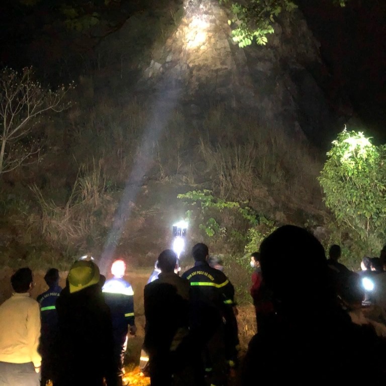 Giải cứu thanh ni&ecirc;n đu b&aacute;m tr&ecirc;n v&aacute;ch n&uacute;i đ&aacute; lởm chởm, dựng đứng - Ảnh 2.