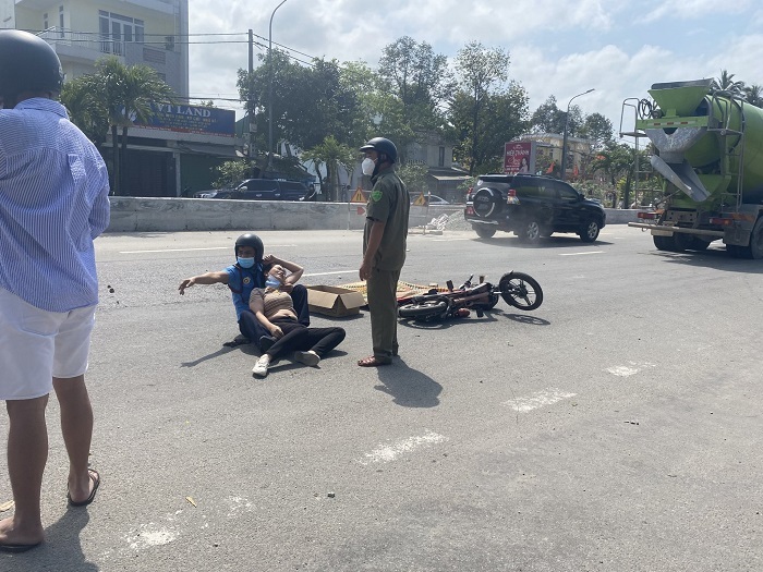 B&eacute; 10 tuổi bị xe tải c&aacute;n tử vong, mẹ trẻ g&agrave;o kh&oacute;c gọi t&ecirc;n con trong v&ocirc; vọng - Ảnh 2.