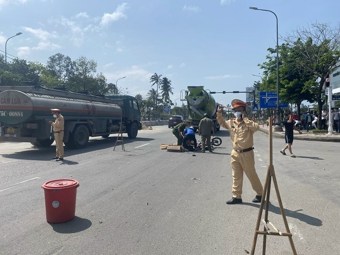 B&eacute; 10 tuổi bị xe tải c&aacute;n tử vong, mẹ trẻ g&agrave;o kh&oacute;c gọi t&ecirc;n con trong v&ocirc; vọng - Ảnh 1.