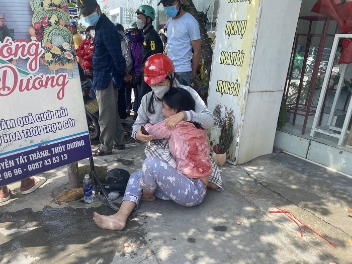 B&eacute; 10 tuổi bị xe tải c&aacute;n tử vong, mẹ trẻ g&agrave;o kh&oacute;c gọi t&ecirc;n con trong v&ocirc; vọng - Ảnh 3.