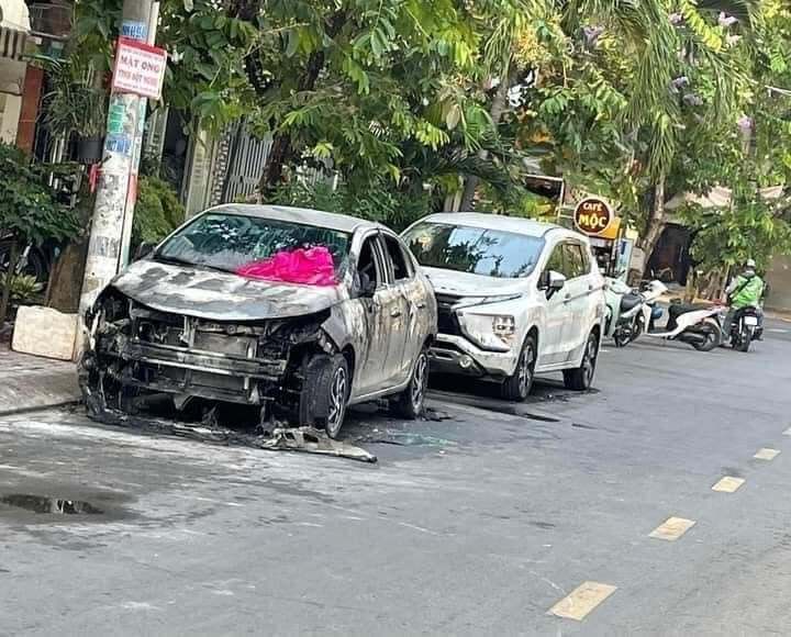 3 ô tô bị đốt cháy rụi ở TP.HCM, nghi vấn một người đàn ông phóng hỏa - Ảnh 1.