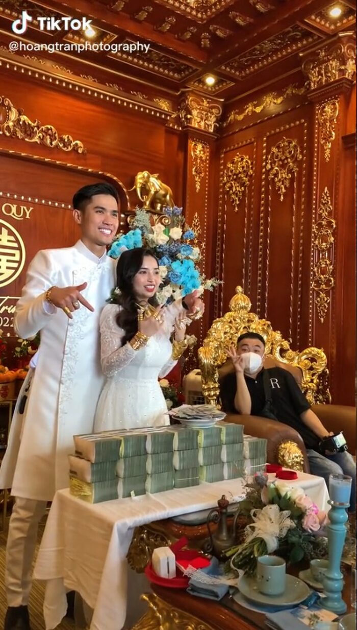 Gia thế gây "choáng" của cô dâu ở nhà dát toàn vàng 24k, nhận hồi môn 10 tỷ, ô tô BMW - Ảnh 1. Gia thế gây "choáng" của cô dâu ở nhà dát toàn vàng 24k, nhận hồi môn 10 tỷ, ô tô BMW - Ảnh 1.