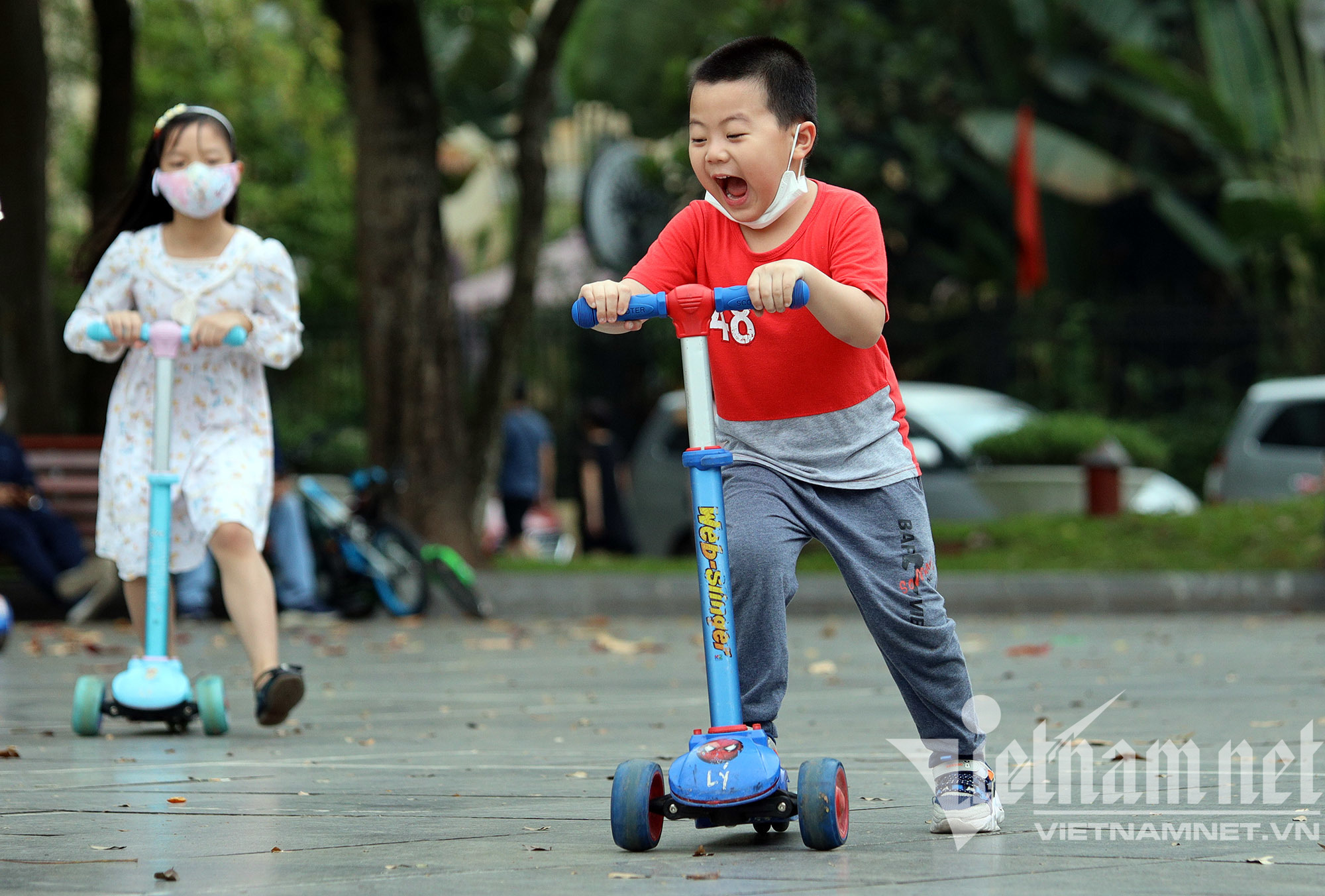 Phố đi bộ hồ Gươm đông vui lạ thường ngày cuối tuần - Ảnh 1.