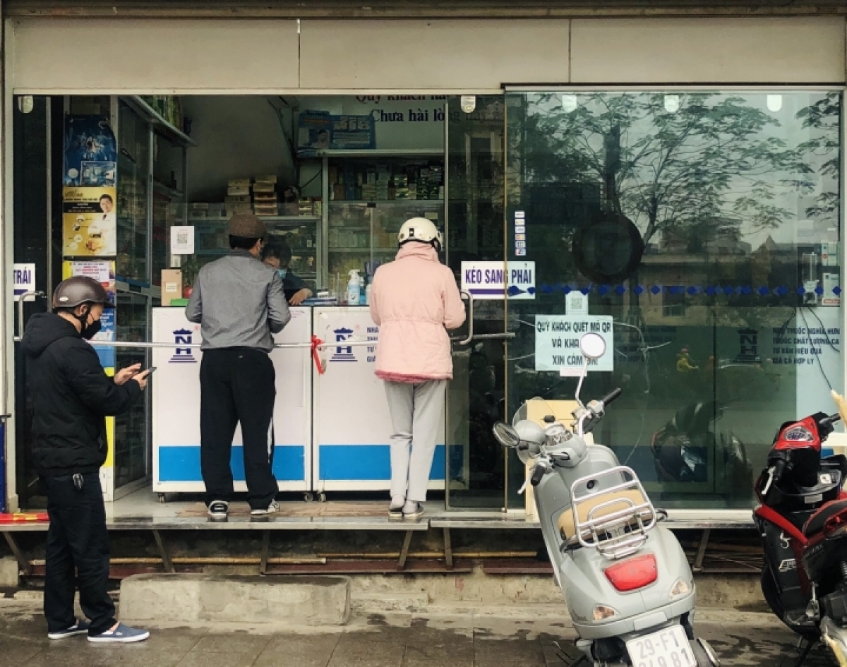 Tin sáng 14/3: F0 ở Hà Nội thản nhiên ra ngoài, đi chợ; người lao động mắc COVID-19 được hưởng bảo hiểm xã hội  - Ảnh 2.