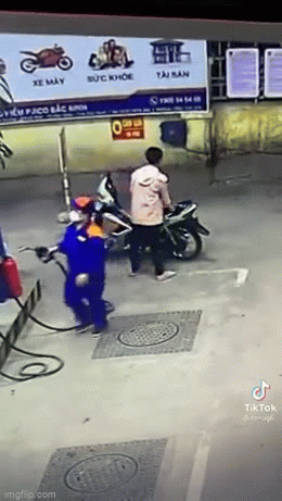Clip: Xăng tăng phi m&atilde;, xăng tặc xuất hiện khiến nhiều người kh&ocirc;ng khỏi ng&aacute;n ngẩm - Ảnh 2.