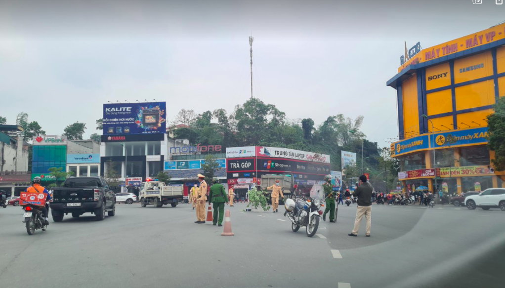 Sợ h&atilde;i cảnh &ocirc; t&ocirc; đầu k&eacute;o nuốt gọn xe m&aacute;y trong gầm khiến người phụ nữ tử vong - Ảnh 1.