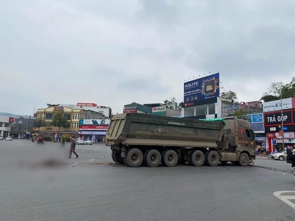 Xe máy bị cuốn vào gầm ô tô ở Lào Cai, 1 phụ nữ tử vong - Ảnh 2.