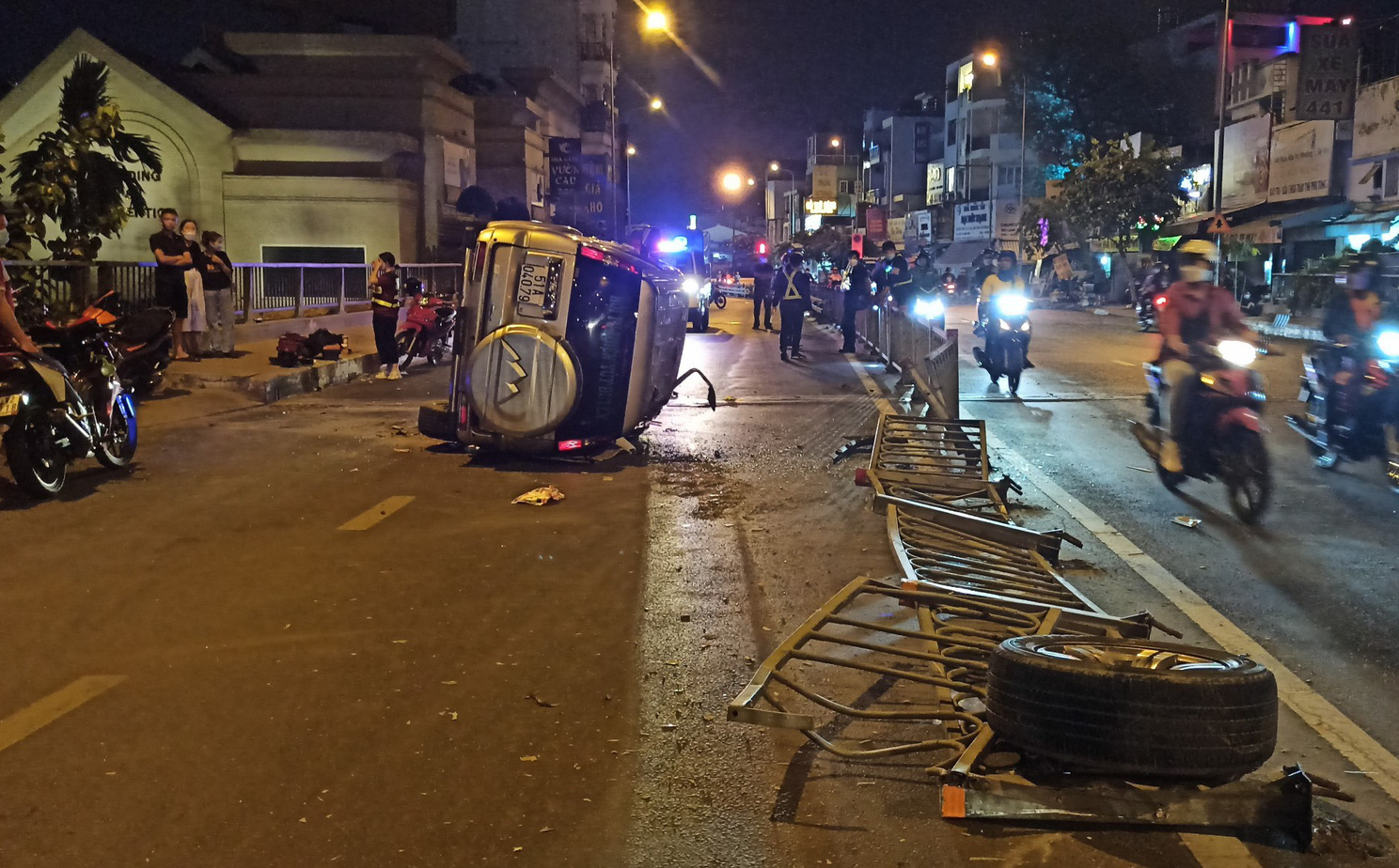 &Ocirc; t&ocirc; rớt b&aacute;nh, lật ngang sau khi đ&acirc;m xe m&aacute;y, t&agrave;i xế hoảng loạn b&ograve; từ b&ecirc;n trong ra - Ảnh 1.