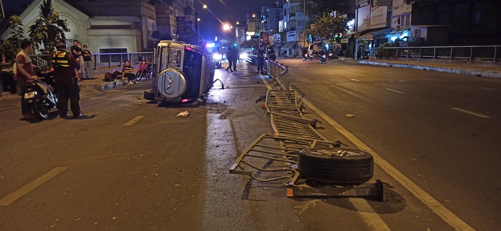 &Ocirc; t&ocirc; rớt b&aacute;nh, lật ngang sau khi h&uacute;c văng dải ph&acirc;n c&aacute;ch, đ&acirc;m xe m&aacute;y, 1 người bị thương - Ảnh 1.