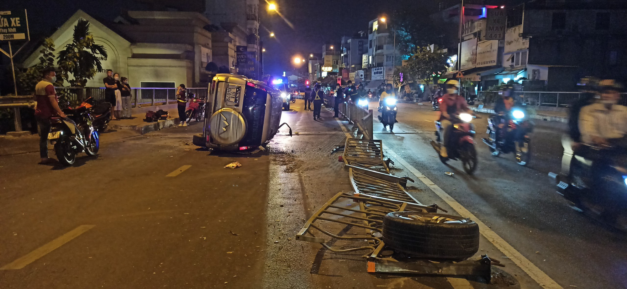 &Ocirc; t&ocirc; rớt b&aacute;nh, lật ngang sau khi h&uacute;c văng dải ph&acirc;n c&aacute;ch, đ&acirc;m xe m&aacute;y, 1 người bị thương - Ảnh 2.
