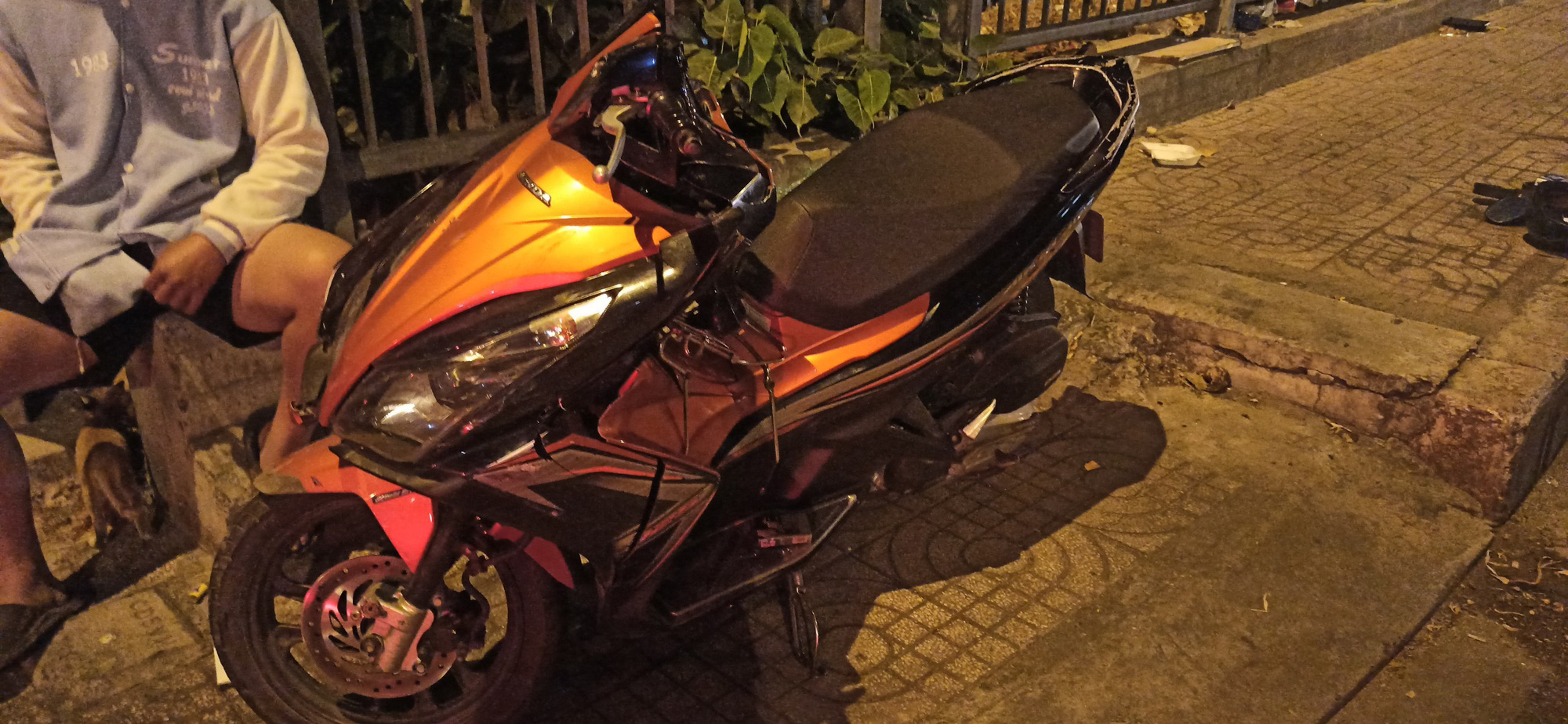 &Ocirc; t&ocirc; rớt b&aacute;nh, lật ngang sau khi h&uacute;c văng dải ph&acirc;n c&aacute;ch, đ&acirc;m xe m&aacute;y, 1 người bị thương - Ảnh 3.