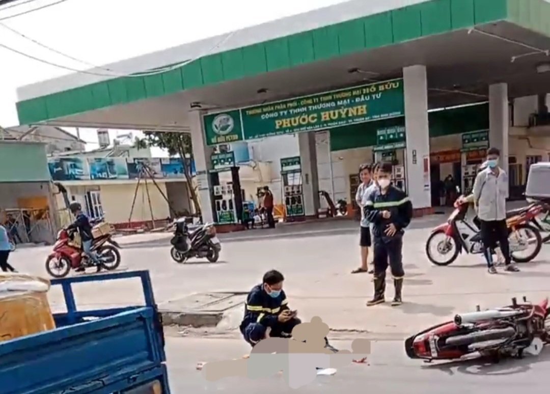 Xe PCCC vượt ẩu, t&ocirc;ng chết người phụ nữ đi xe m&aacute;y ở B&igrave;nh Dương - Ảnh 1.