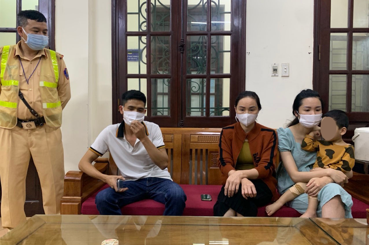 M&acirc;u thuẫn vợ cũ, &ocirc;ng bố bế con trai l&ecirc;n cầu dọa giết con, định tự tử - Ảnh 2.