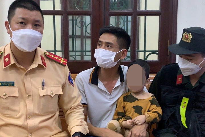 M&acirc;u thuẫn vợ cũ, &ocirc;ng bố bế con trai l&ecirc;n cầu dọa giết con, định tự tử - Ảnh 1.