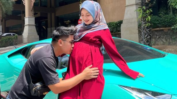 Chăm sóc vợ khi mang bầu, chồng được tặng Lamborghini ở Malaysia - Ảnh 1.