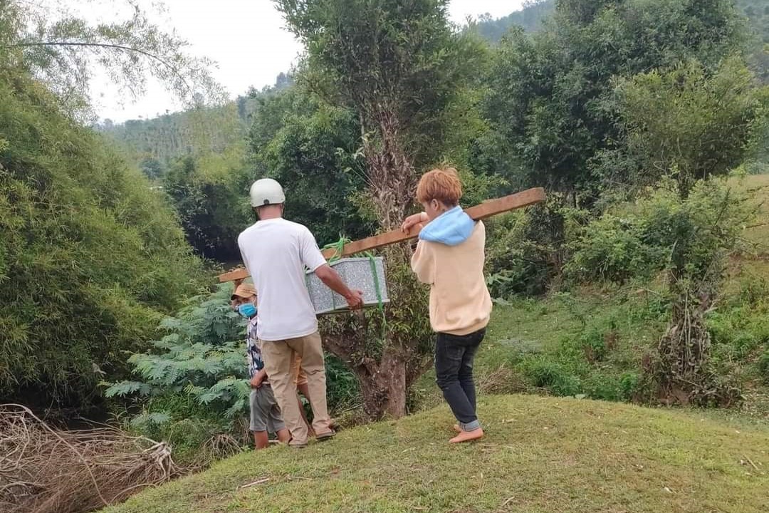 Ph&aacute;t hiện thi thể b&eacute; g&aacute;i sơ sinh b&ecirc;n bờ suối - Ảnh 1.