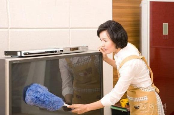 Nửa đêm thức giấc pha sữa cho con, tôi bất ngờ phát hiện sự thật bất ngờ về cô giúp việc bao năm - Ảnh 2.
