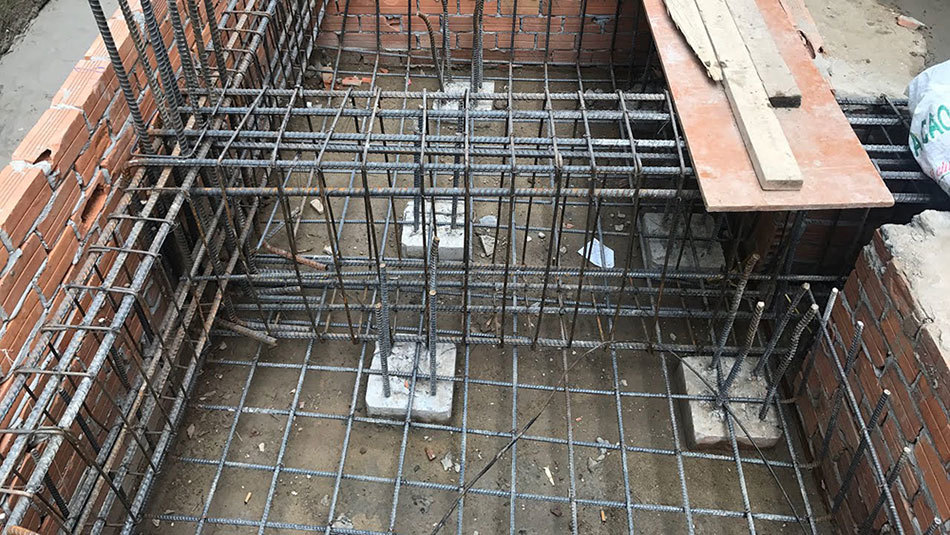 Gi&aacute; th&eacute;p tăng khủng khiếp, kh&oacute;c r&ograve;ng b&ecirc;n căn nh&agrave; x&acirc;y dở - Ảnh 1.