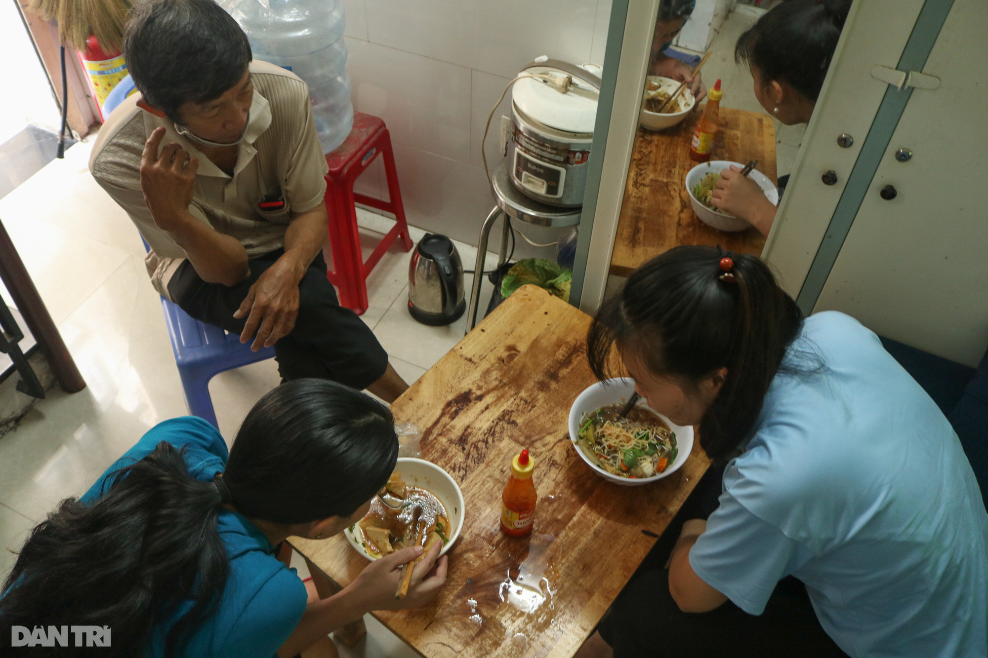 Những cuốc xe trả tiền tùy tâm của chú xe ôm tốt bụng ở Sài Gòn - Ảnh 5.