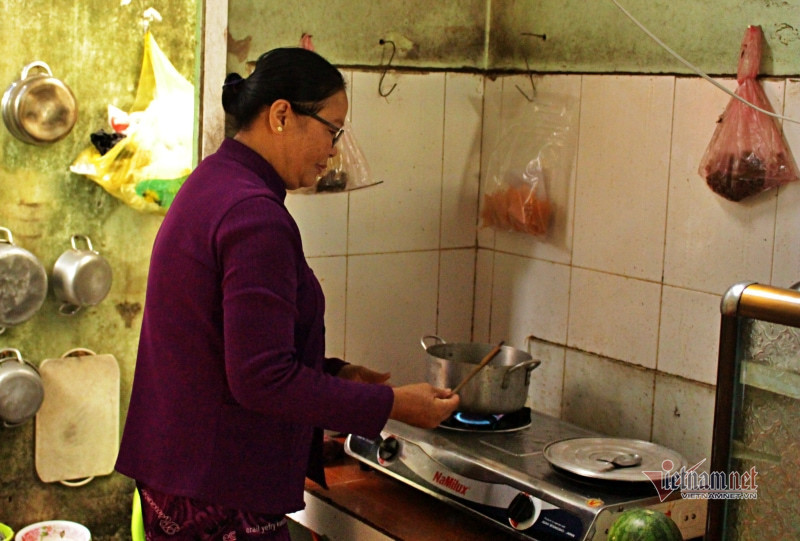 Chồng ôm tro cốt vợ đi biệt tích để lại 2 con trong phòng trọ khóa trái - Ảnh 1. Chồng ôm tro cốt vợ đi biệt tích để lại 2 con trong phòng trọ khóa trái - Ảnh 1.