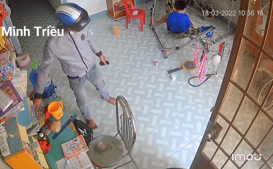 Vào tận nhà lấy tiền, kẻ trộm còn dặn cháu bé "không đi đâu nha con, chịu khó học" - Ảnh 1.