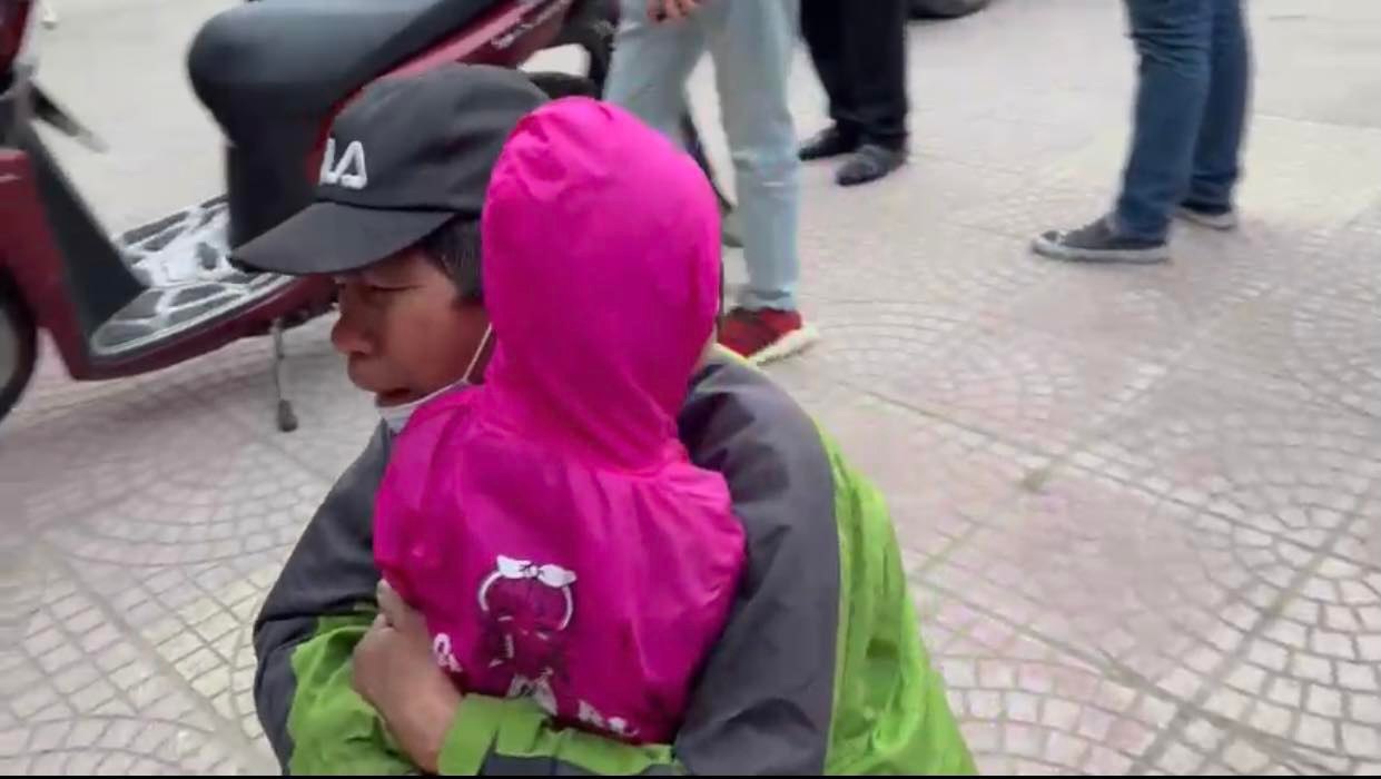 Bố khóc ròng nhận lại con gái 2 tuổi bị bỏ dưới cống, nước ngập ngang cổ - Ảnh 1. Bố khóc ròng nhận lại con gái 2 tuổi bị bỏ dưới cống, nước ngập ngang cổ - Ảnh 1.