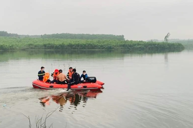 Hàng chục cảnh sát tìm kiếm thi thể nam sinh đại học bị đuối nước - Ảnh 1.