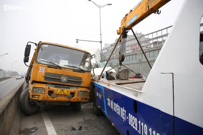 Đường Vành đai 3 Hà Nội ùn tắc nhiều giờ sau cú tông rụng bánh giữa container và xe tải - Ảnh 3. Đường Vành đai 3 Hà Nội ùn tắc nhiều giờ sau cú tông rụng bánh giữa container và xe tải - Ảnh 3.