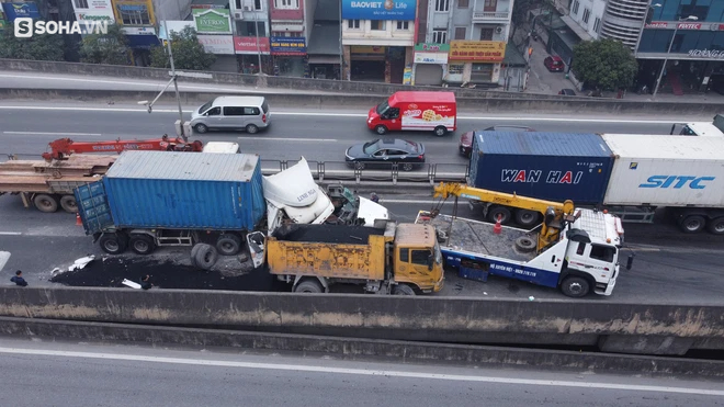 Đường Vành đai 3 Hà Nội ùn tắc nhiều giờ sau cú tông rụng bánh giữa container và xe tải - Ảnh 2. Đường Vành đai 3 Hà Nội ùn tắc nhiều giờ sau cú tông rụng bánh giữa container và xe tải - Ảnh 2.