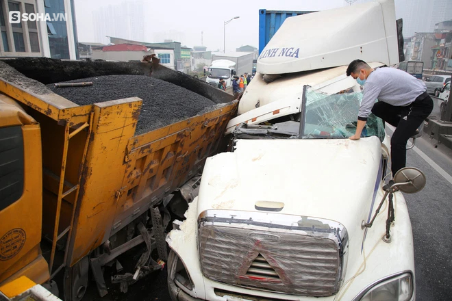 Đường Vành đai 3 Hà Nội ùn tắc nhiều giờ sau cú tông rụng bánh giữa container và xe tải - Ảnh 4. Đường Vành đai 3 Hà Nội ùn tắc nhiều giờ sau cú tông rụng bánh giữa container và xe tải - Ảnh 4.