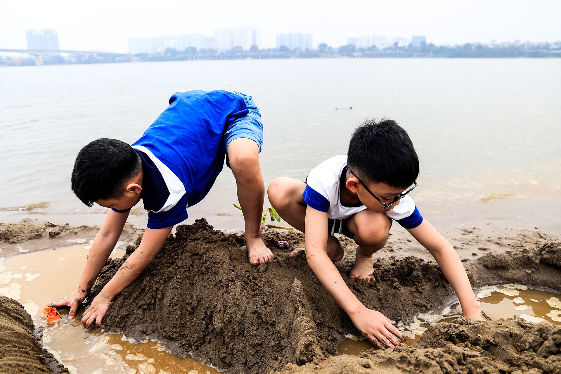 Dân Hà Nội cắm trại ven sông trở lại sau những ngày tránh dịch - Ảnh 10. Dân Hà Nội cắm trại ven sông trở lại sau những ngày tránh dịch - Ảnh 10.
