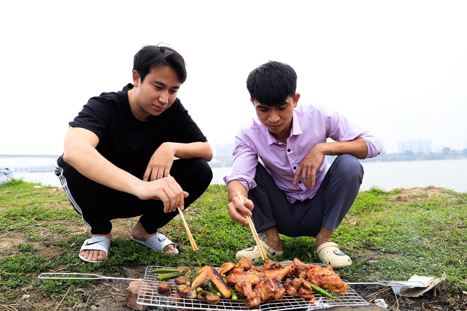 Dân Hà Nội cắm trại ven sông trở lại sau những ngày tránh dịch - Ảnh 6. Dân Hà Nội cắm trại ven sông trở lại sau những ngày tránh dịch - Ảnh 6.