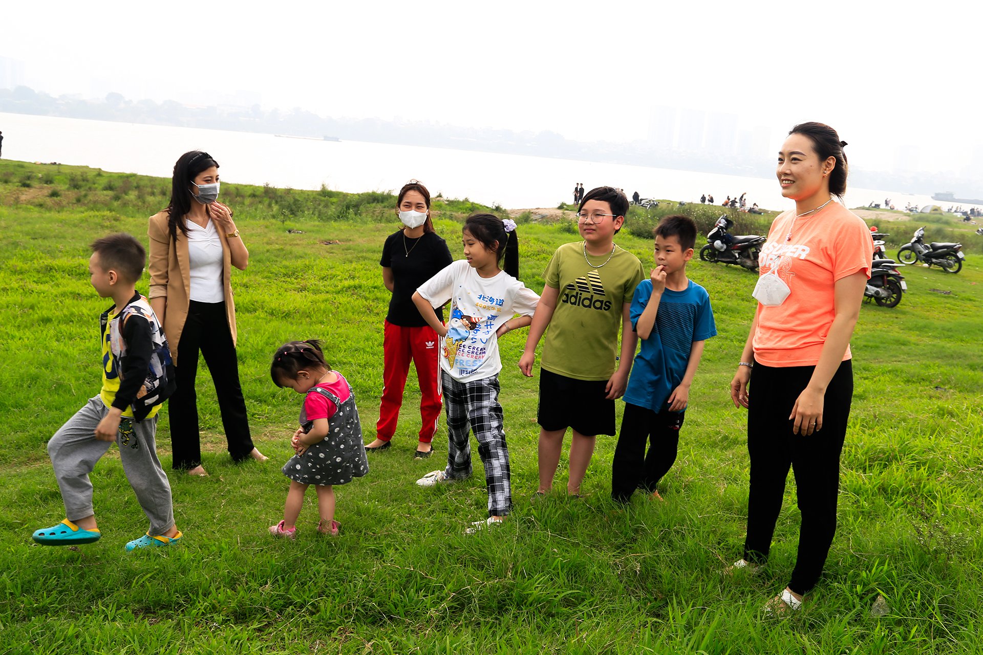 Dân Hà Nội cắm trại ven sông trở lại sau những ngày tránh dịch - Ảnh 4. Dân Hà Nội cắm trại ven sông trở lại sau những ngày tránh dịch - Ảnh 4.