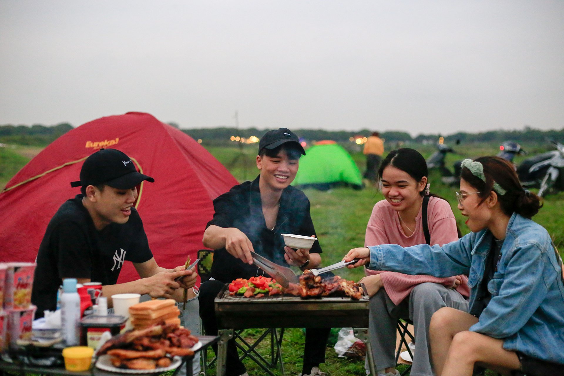 Dân Hà Nội cắm trại ven sông trở lại sau những ngày tránh dịch Dân Hà Nội Cắm Trại Ven Sông Trở Lại Sau Những Ngày Tránh Dịch