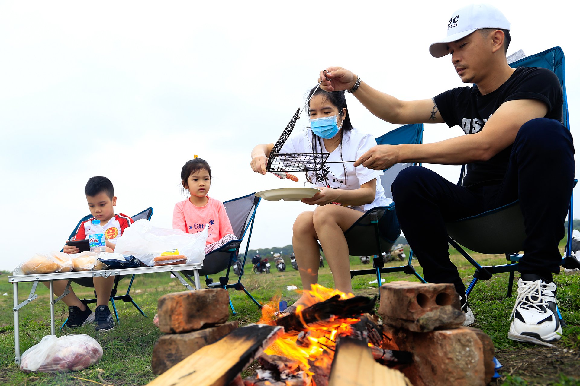 Dân Hà Nội cắm trại ven sông trở lại sau những ngày tránh dịch - Ảnh 7. Dân Hà Nội cắm trại ven sông trở lại sau những ngày tránh dịch - Ảnh 7.