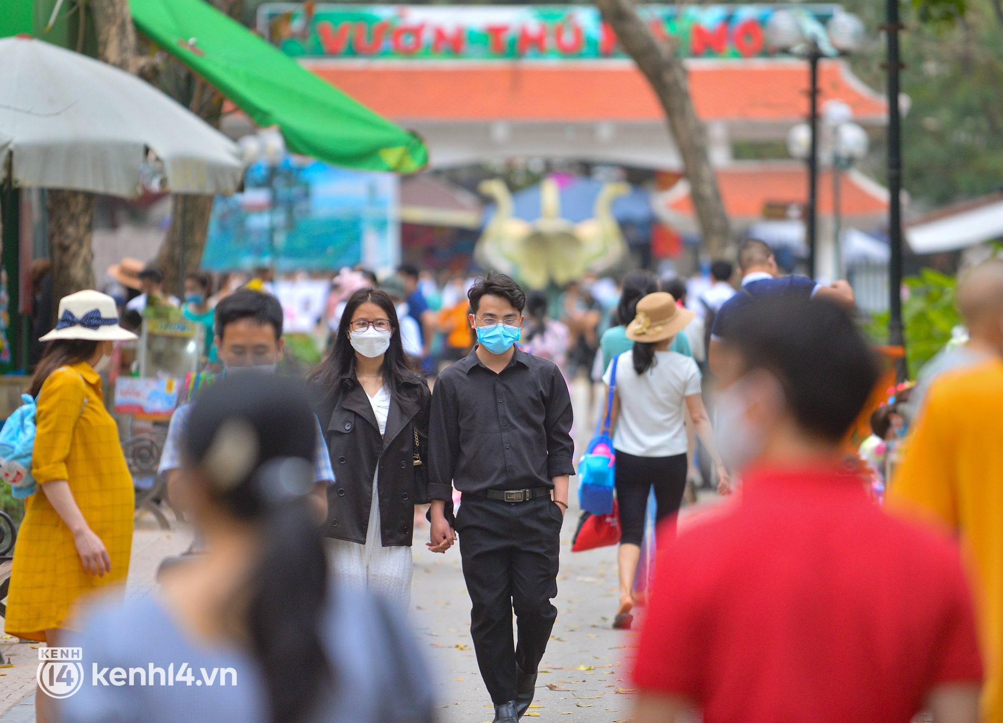 Ảnh: H&agrave;ng ngh&igrave;n người d&acirc;n đổ về c&ocirc;ng vi&ecirc;n Thủ Lệ vui chơi ng&agrave;y cuối tuần, trẻ em chen ch&acirc;n cho th&uacute; ăn - Ảnh 3.