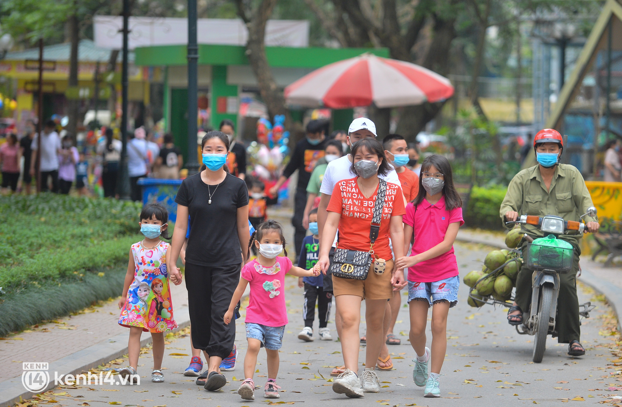 Ảnh: H&agrave;ng ngh&igrave;n người d&acirc;n đổ về c&ocirc;ng vi&ecirc;n Thủ Lệ vui chơi ng&agrave;y cuối tuần, trẻ em chen ch&acirc;n cho th&uacute; ăn - Ảnh 10.