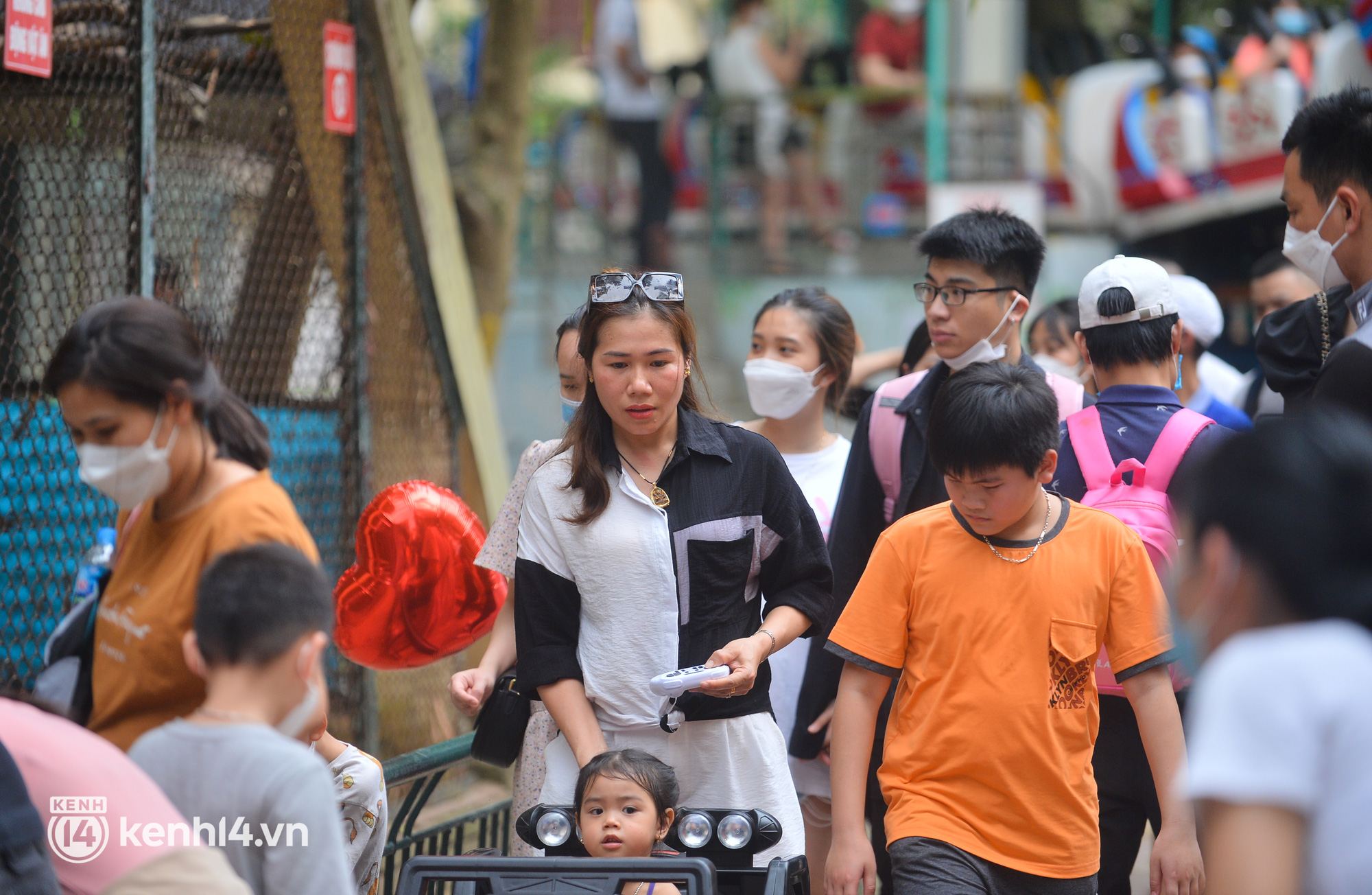 Ảnh: H&agrave;ng ngh&igrave;n người d&acirc;n đổ về c&ocirc;ng vi&ecirc;n Thủ Lệ vui chơi ng&agrave;y cuối tuần, trẻ em chen ch&acirc;n cho th&uacute; ăn - Ảnh 5.