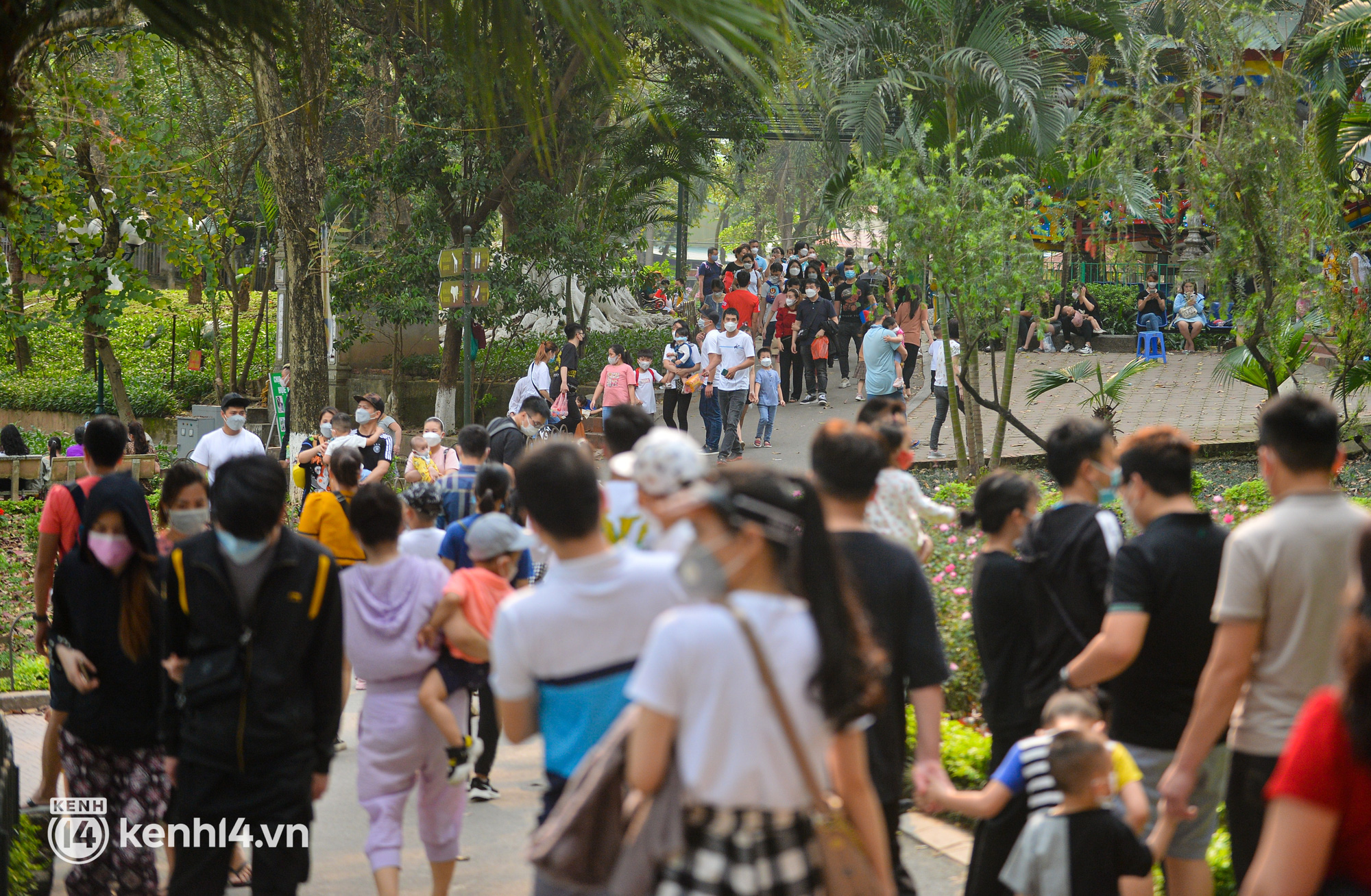 Ảnh: H&agrave;ng ngh&igrave;n người d&acirc;n đổ về c&ocirc;ng vi&ecirc;n Thủ Lệ vui chơi ng&agrave;y cuối tuần, trẻ em chen ch&acirc;n cho th&uacute; ăn - Ảnh 1.