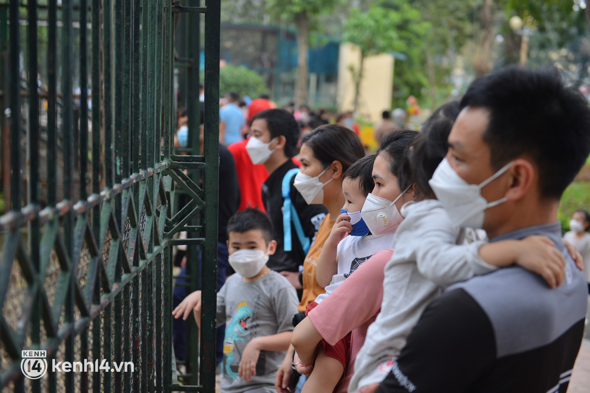 Ảnh: H&agrave;ng ngh&igrave;n người d&acirc;n đổ về c&ocirc;ng vi&ecirc;n Thủ Lệ vui chơi ng&agrave;y cuối tuần, trẻ em chen ch&acirc;n cho th&uacute; ăn - Ảnh 8.
