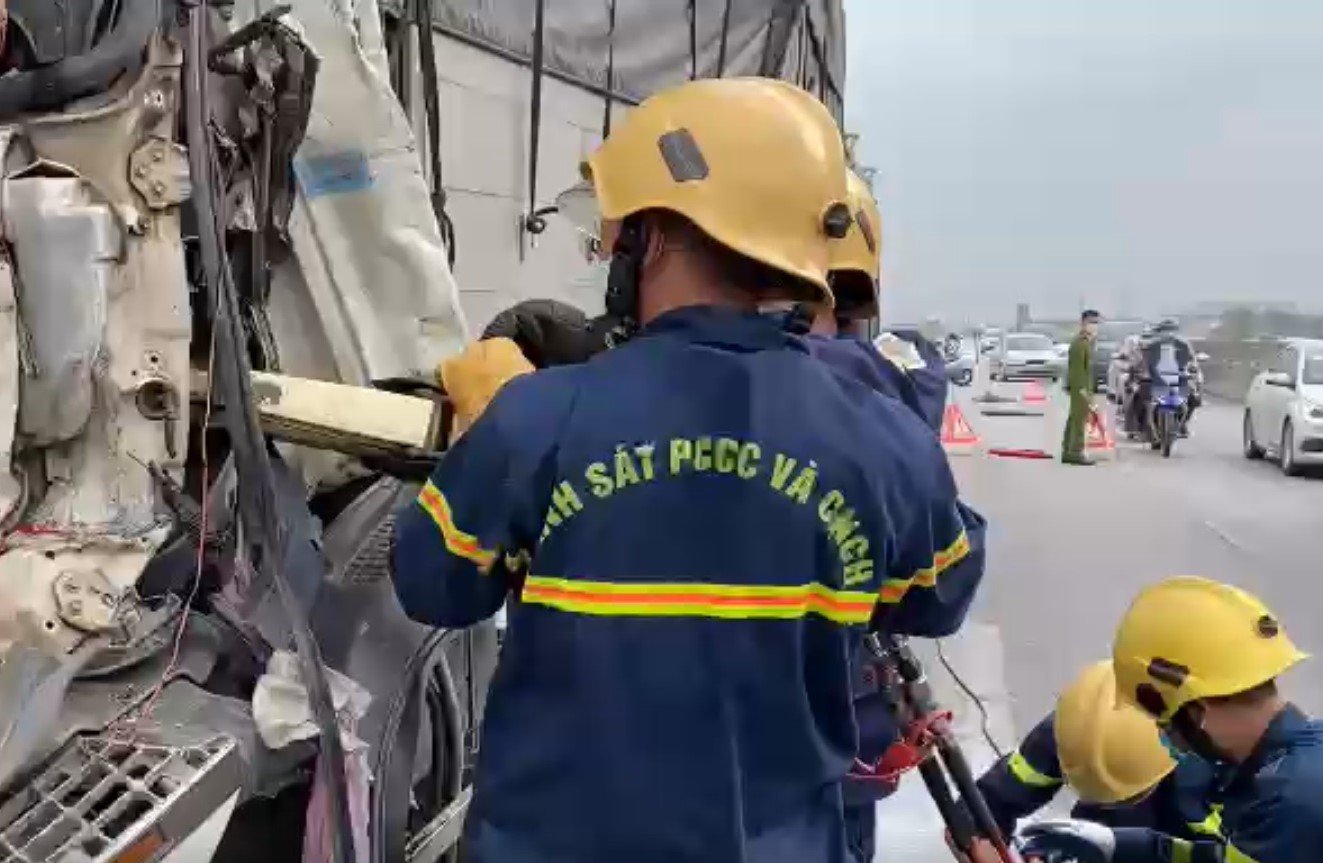 D&ugrave;ng m&aacute;y cắt ph&aacute; cabin xe tải đưa thi thể t&agrave;i xế ra ngo&agrave;i - Ảnh 1.