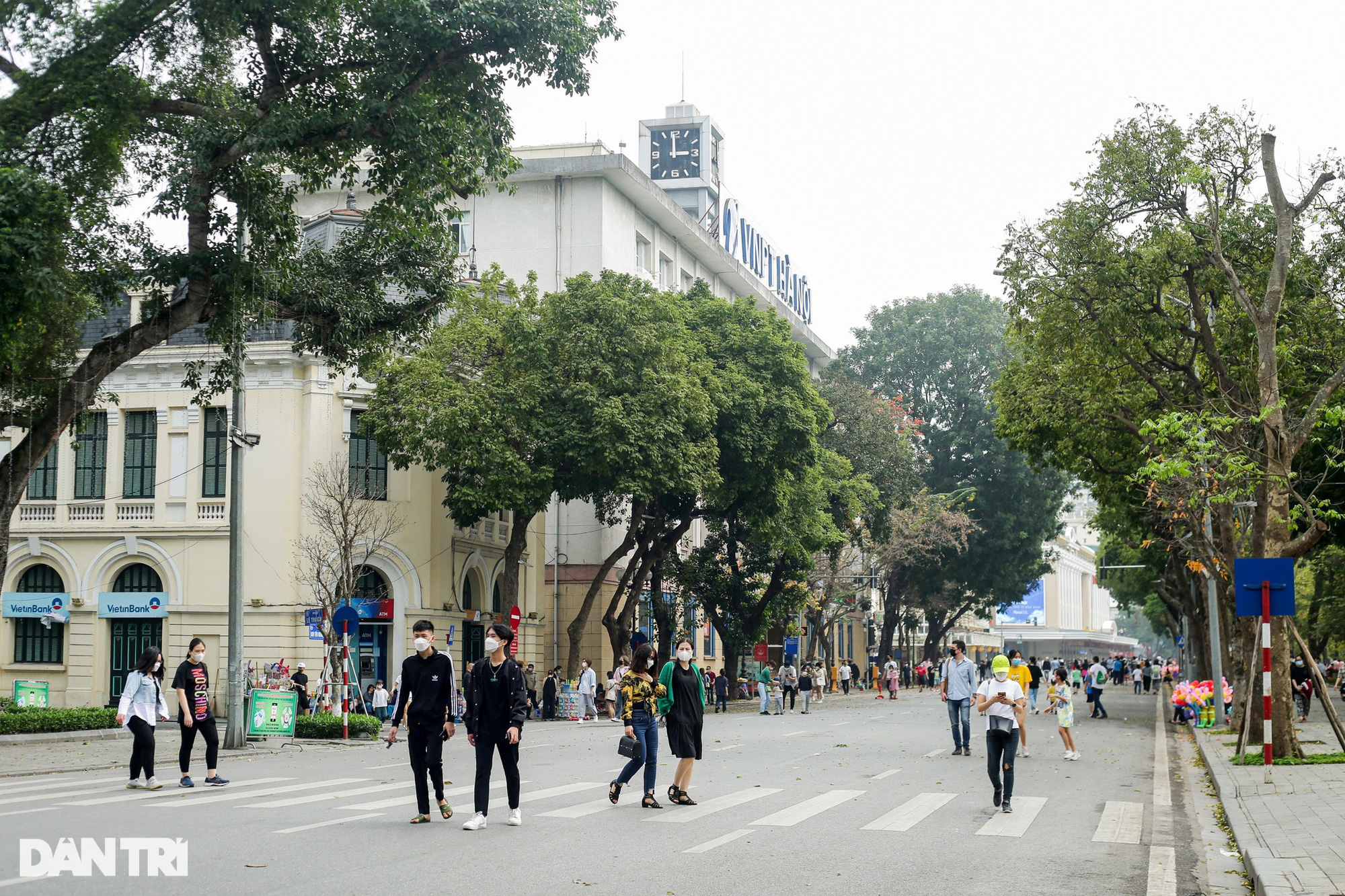 Tin sáng 21/3: Có nên cho F0 ra đường, đi làm thay vì cách ly đến hết bệnh?; phố đi bộ hồ Gươm đông vui như chưa từng có dịch   - Ảnh 4.