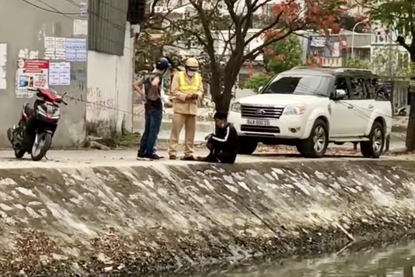 Tên cướp đang bơi qua hồ thoát thân, gặp ngay CSGT chặn đầu - Ảnh 1.
