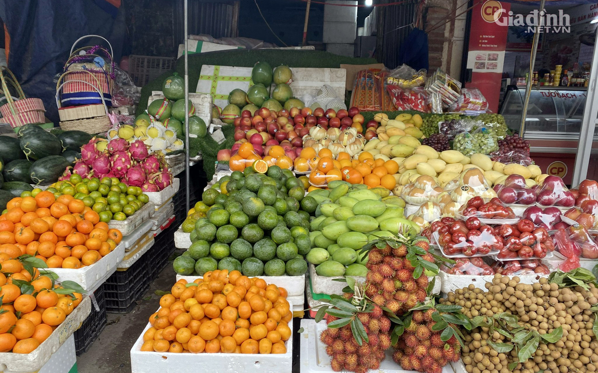 Trái cây Trung Quốc ế ẩm, hàng Việt Nam giá từ 7.000 đồng/kg đắt như tôm tươi