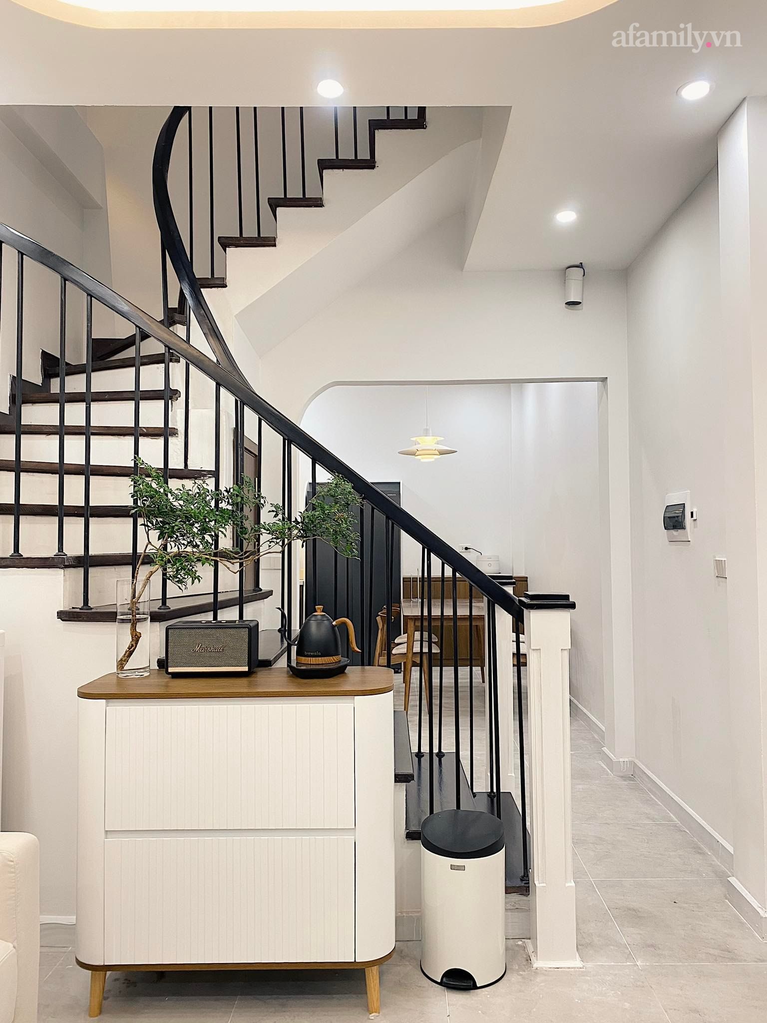 Vợ chồng trẻ ở Hà Nội cải tạo nhà 3 tầng 100m² ví như "vịt hoá thiên nga" ai cũng tấm tắc khen ngợi - Ảnh 9. Vợ chồng trẻ ở Hà Nội cải tạo nhà 3 tầng 100m² ví như "vịt hoá thiên nga" ai cũng tấm tắc khen ngợi - Ảnh 9.