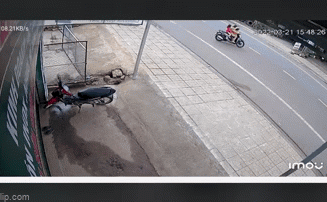 Xe máy tông bay 3 mẹ con với tốc độ "xé gió", bé gái hoảng sợ đứng nhìn mẹ nằm bất động - Ảnh 1. Xe máy tông bay 3 mẹ con với tốc độ "xé gió", bé gái hoảng sợ đứng nhìn mẹ nằm bất động - Ảnh 1.