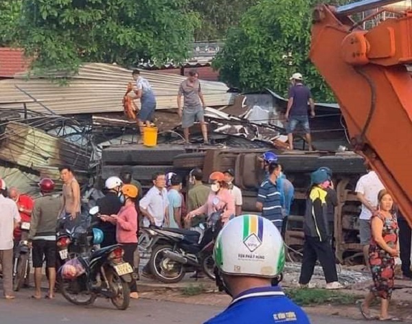 Xe tải tuột dốc đ&egrave; v&agrave;o qu&aacute;n ăn l&agrave;m 2 người chết ở B&igrave;nh Phước - Ảnh 1.