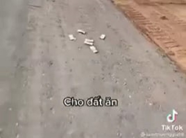 Công an làm việc với thanh niên thả tiền 'cho đất ăn' ở Bà Rịa - Vũng Tàu - Ảnh 2. Công an làm việc với thanh niên thả tiền 'cho đất ăn' ở Bà Rịa - Vũng Tàu - Ảnh 2.