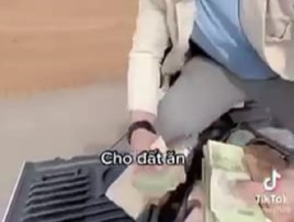 Công an làm việc với thanh niên thả tiền 'cho đất ăn' ở Bà Rịa - Vũng Tàu - Ảnh 1. Công an làm việc với thanh niên thả tiền 'cho đất ăn' ở Bà Rịa - Vũng Tàu - Ảnh 1.